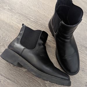 Uniqlo Black Chelsea Boots